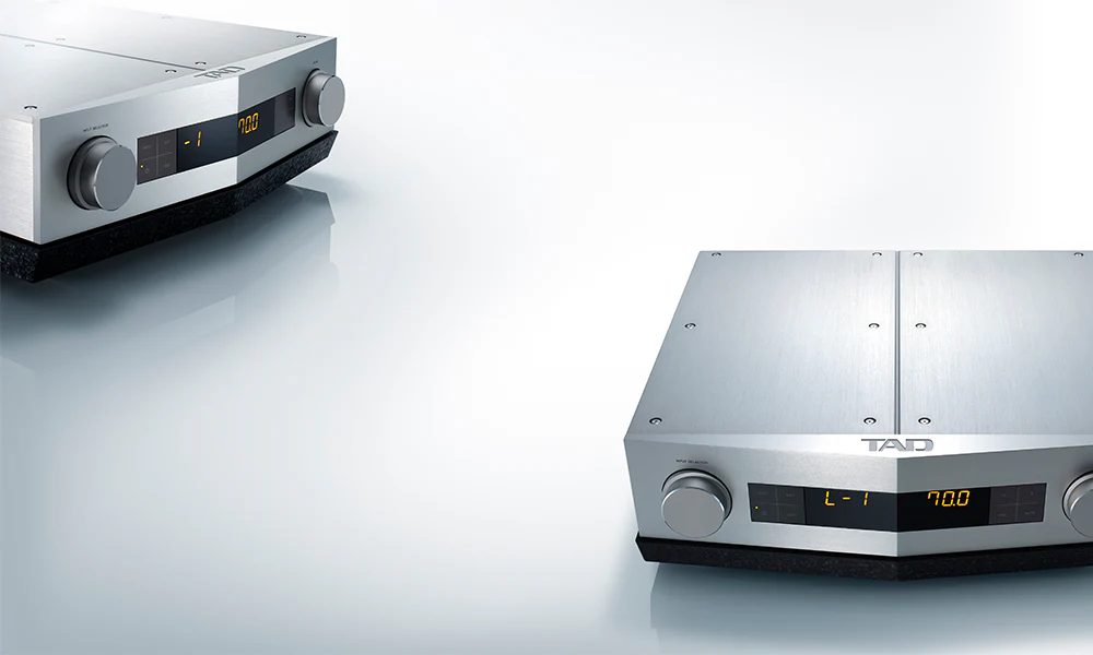 TAD Laboratories C700 REFERENCE PRE-AMPLIFIER